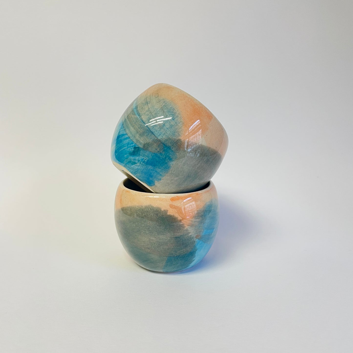 Malý baňatý kalíšek s volnými tahy štětcem