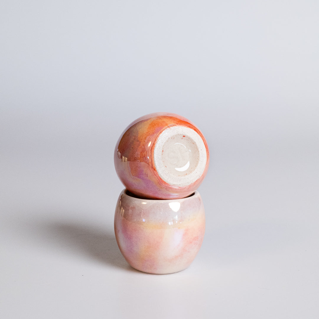 Malý baňatý kalíšek s perletí červený