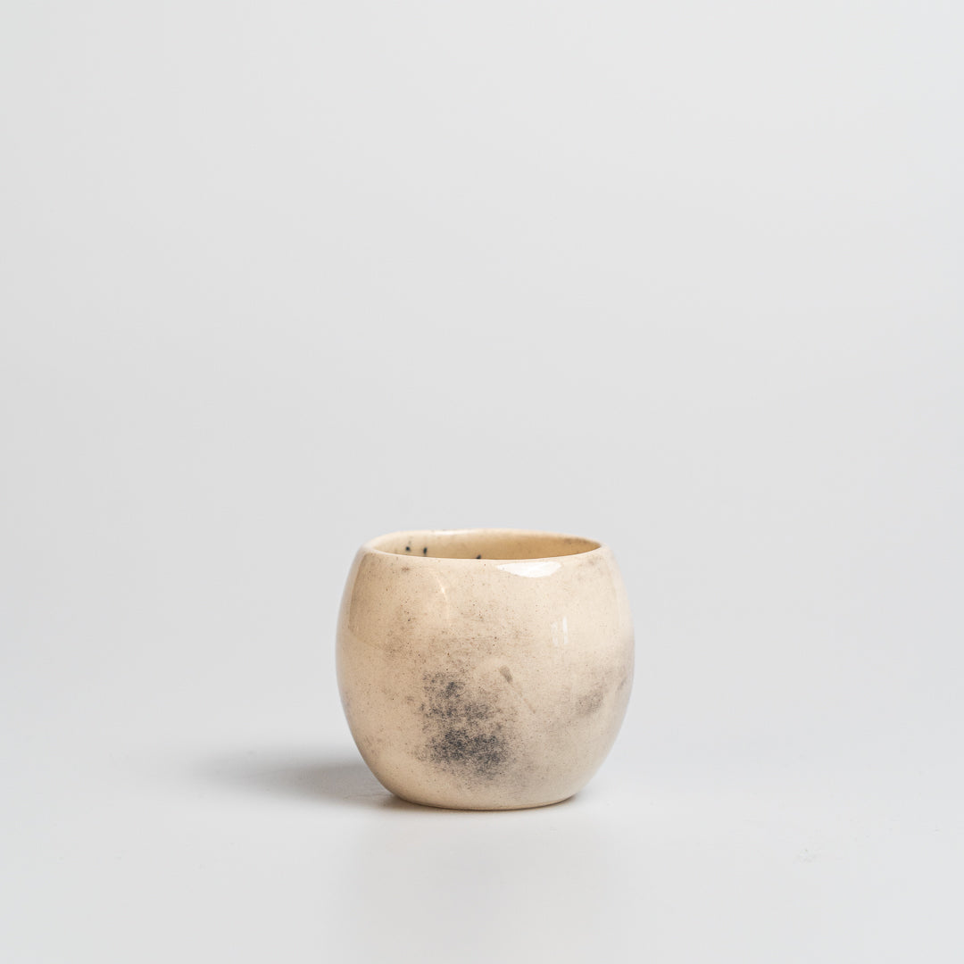 Malý baňatý kalíšek s šedým dekorem