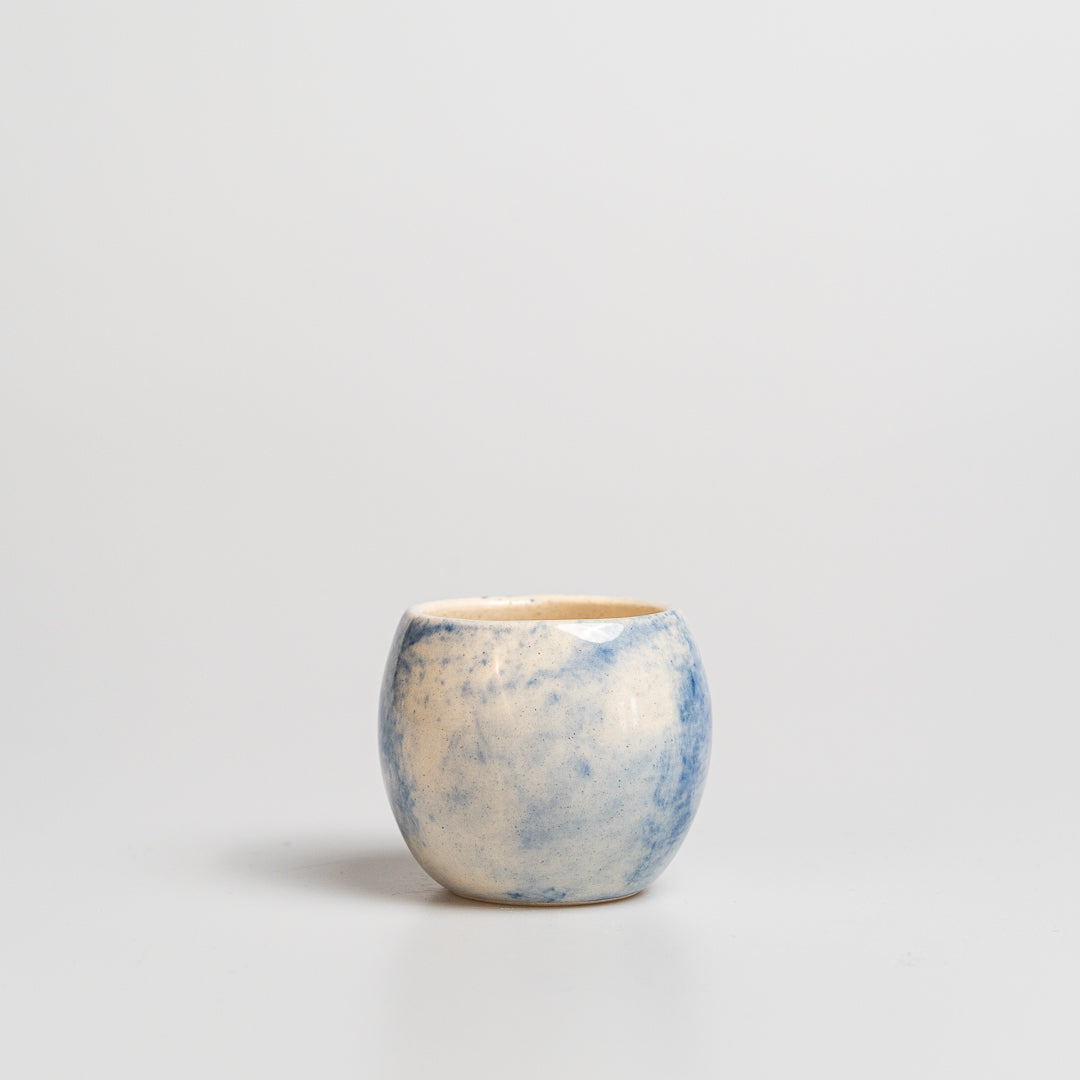 Malý baňatý kalíšek s modrým dekorem