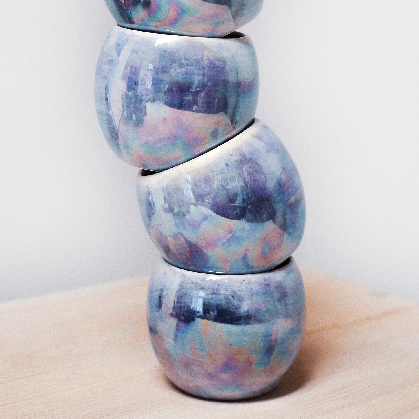 Baňatý kalíšek s perletí kobaltový