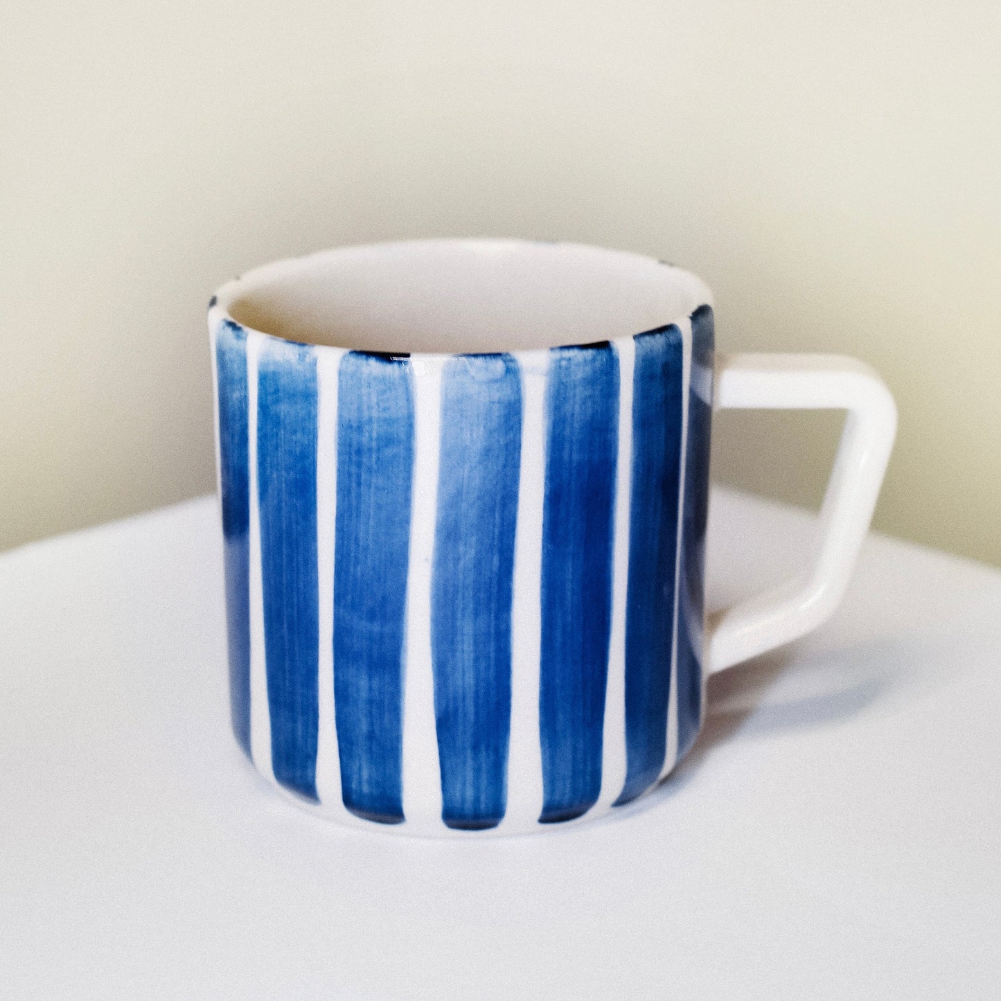 Hrnek s uchem velký pruhovaný