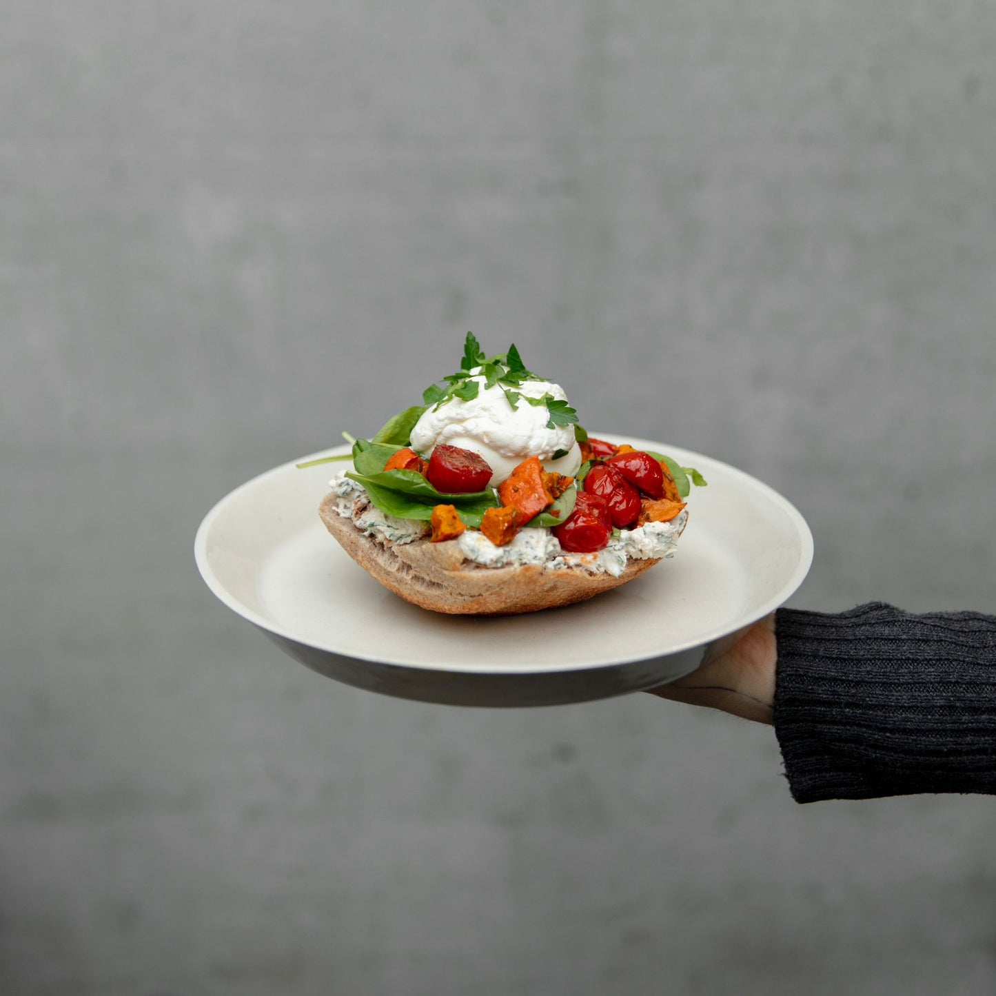 Talíř s modrými pruhy