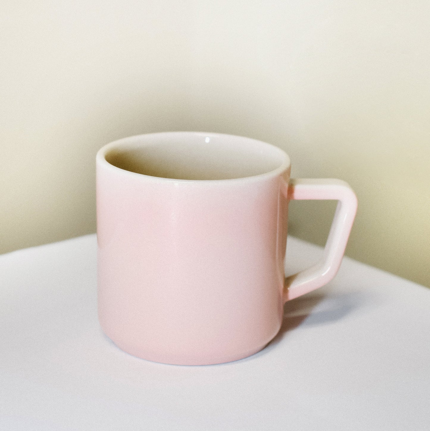 Hrnek s uchem velký růžový
